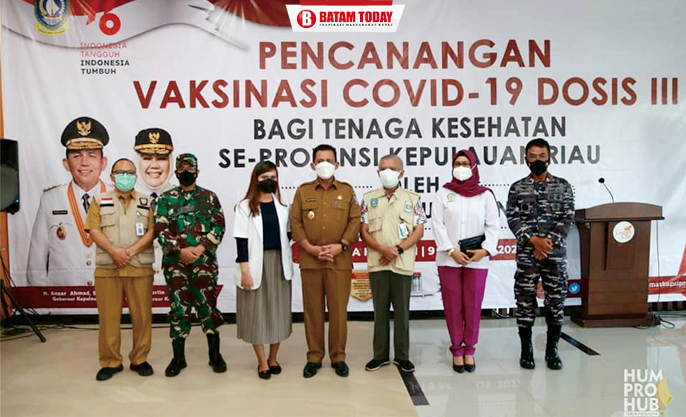 Gubernur Kepri, H. Ansar Ahmad saat foto bersama di acara Pencanangan Vaksinasi Covid-19 Dosis III Bagi Tenaga Kesehatan Se-Provinsi Kepulauan Riau